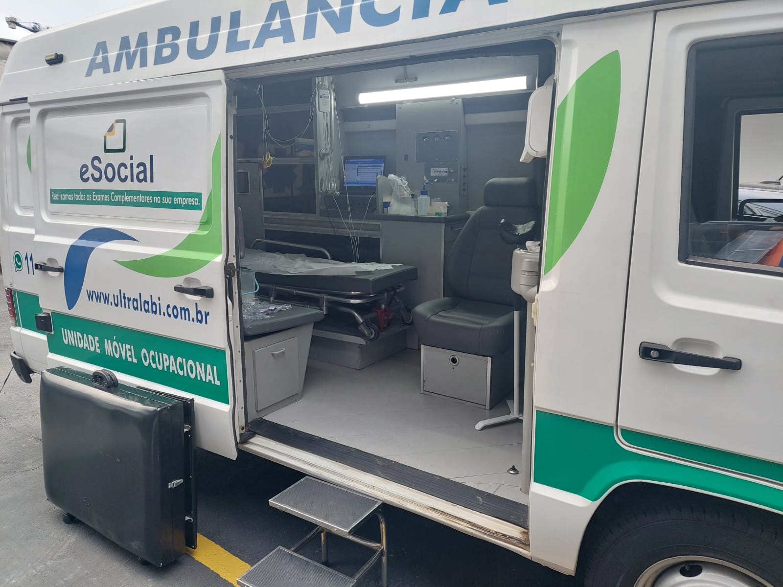 Equipe organizando o atendimento na unidade móvel